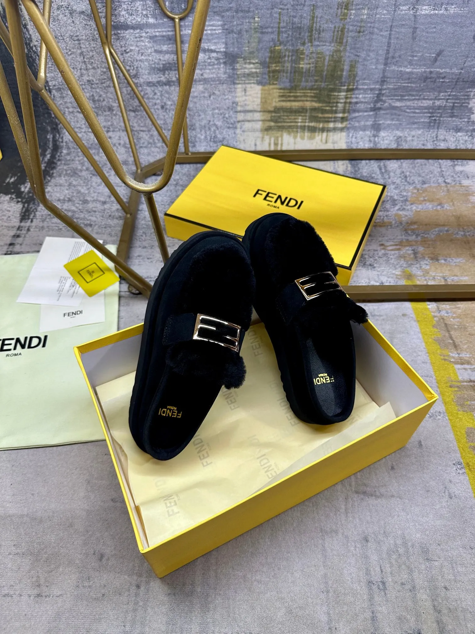 p518🐮🐮FENDI’s latest après-ski casual round-toe flat shoes. Made of black suede material, with straight fur tongue of the same color. Decorated with Baguette hardware in gold-finish metal. Thick black non-slip sole with FENDI logo on the heel, women's sizes 35-40, men's 39-45